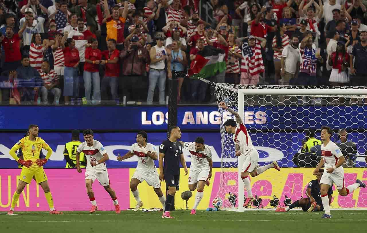 Eliminada, Turquia vence Estados Unidos com gol no final