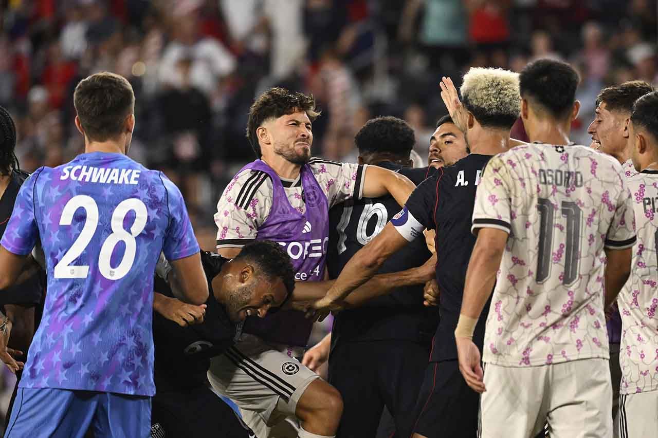 Confusão marca fim de jogo em amistoso entre EUA e Chile Confusão marca fim de jogo em amistoso entre EUA e Chile