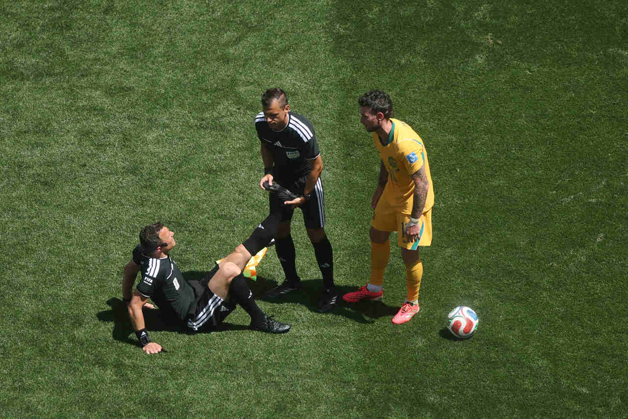 Copa do Mundo: árbitro de EUA x Austrália sente câimbra no meio de partida
