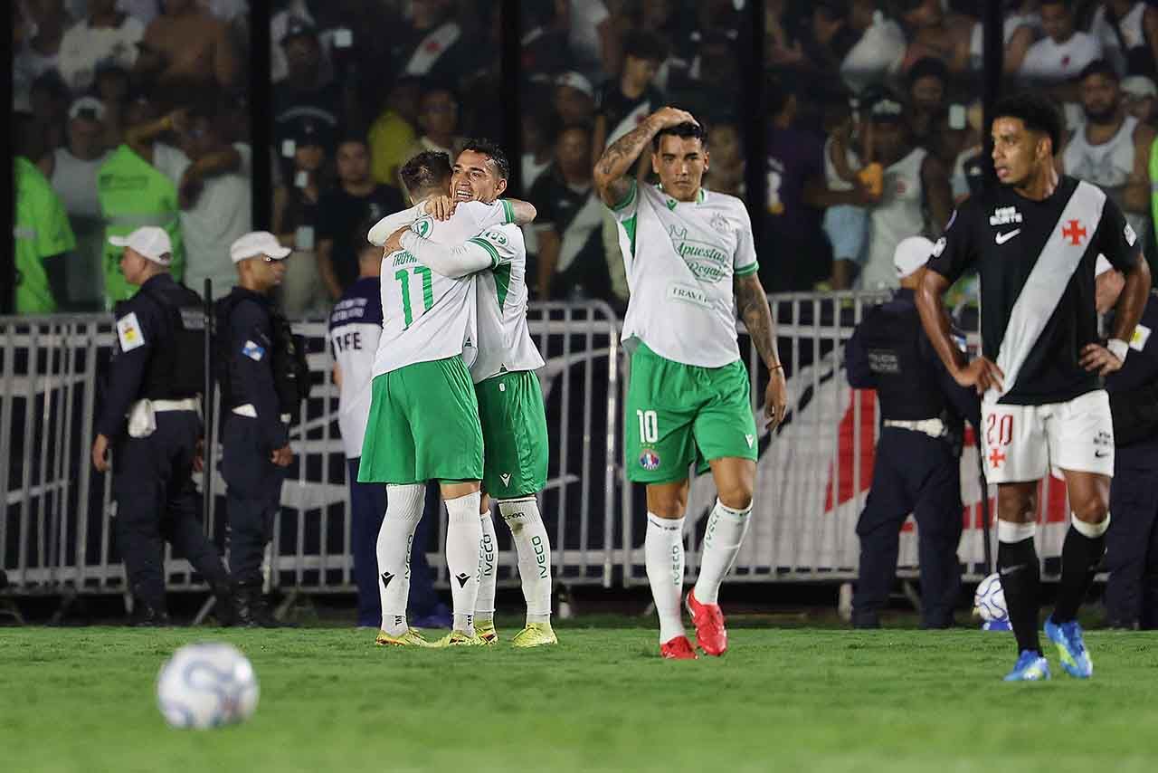 Com nove em campo, Vasco leva virada e perde em São Januário
