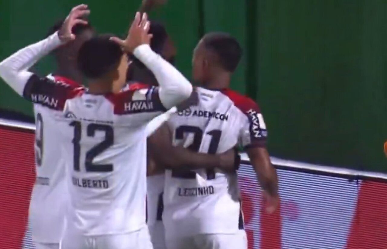 Athletico-PR goleia Chapecoense e assume 3º lugar Athletico-PR goleia Chapecoense e assume 3º lugar