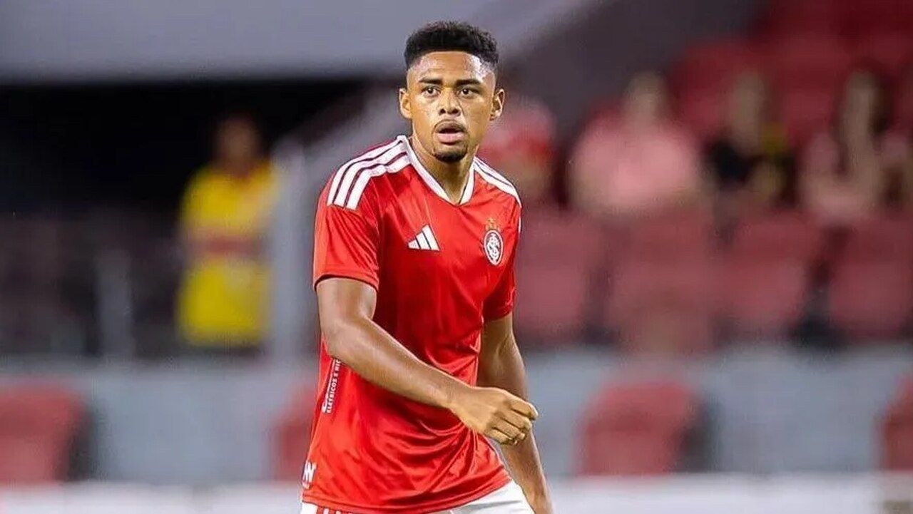 Zagueiro do Inter é suspenso até volta de Gabriel Pec 